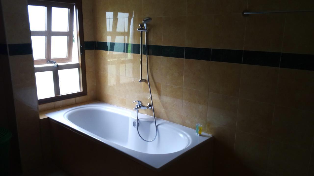 White Horse Inn Kabale エクステリア 写真